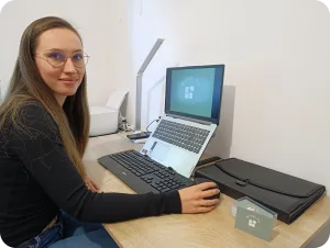 Photo secrétaire indépendante à son poste de travail à Saint Renan